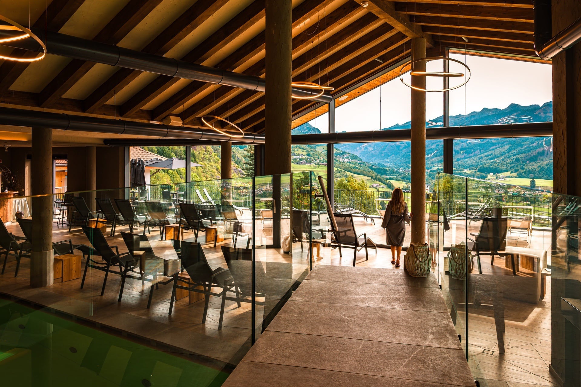 La Roccia Wellness Hotel, a Cavalese, cuore pulsante della magnifica Val di Fiemme, nelle Dolomiti trentine ai confini con l’Alto Adige.